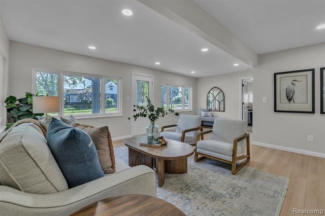 2890 Beland Avenue, Keego Harbor, MI 48320