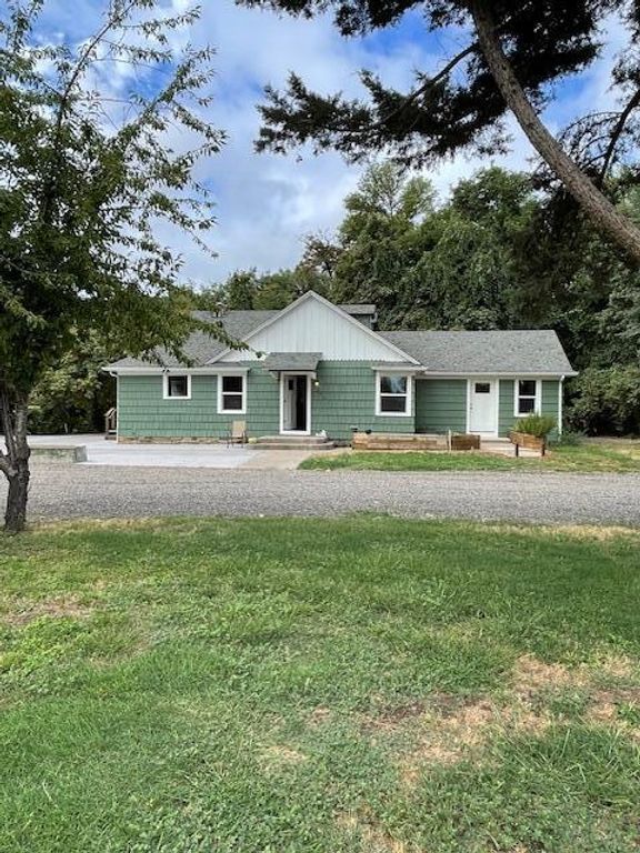 377 Pelton Lane, Gold Hill, OR 97525