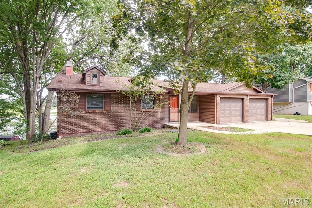 Image 11 of property listing at 1361 Biscay Drive, Edwardsville, IL 62025