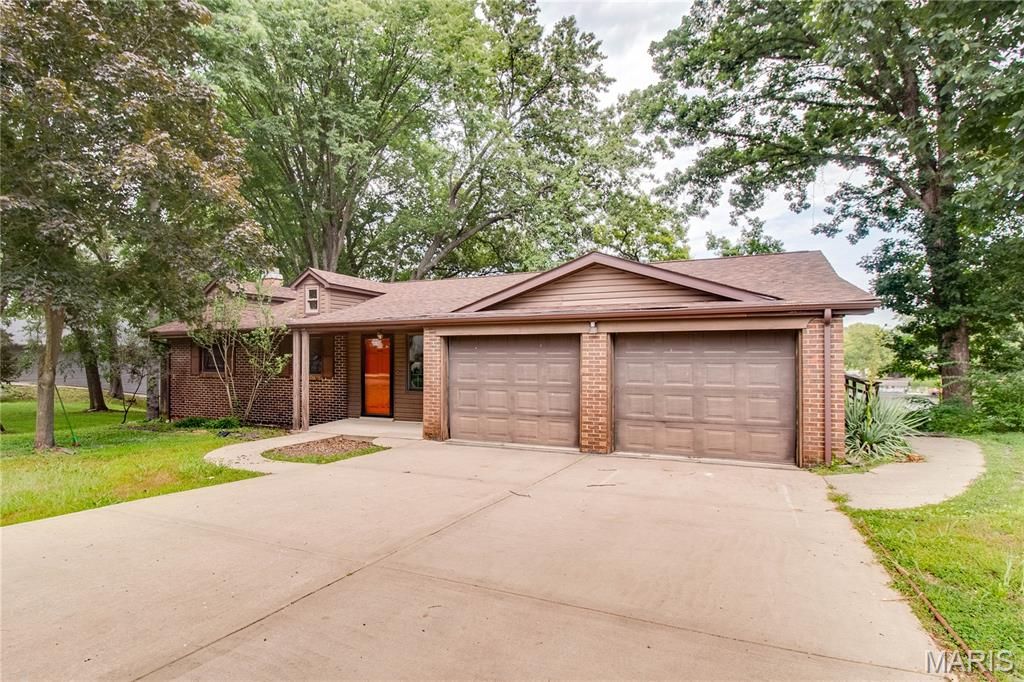 Image 12 of property listing at 1361 Biscay Drive, Edwardsville, IL 62025