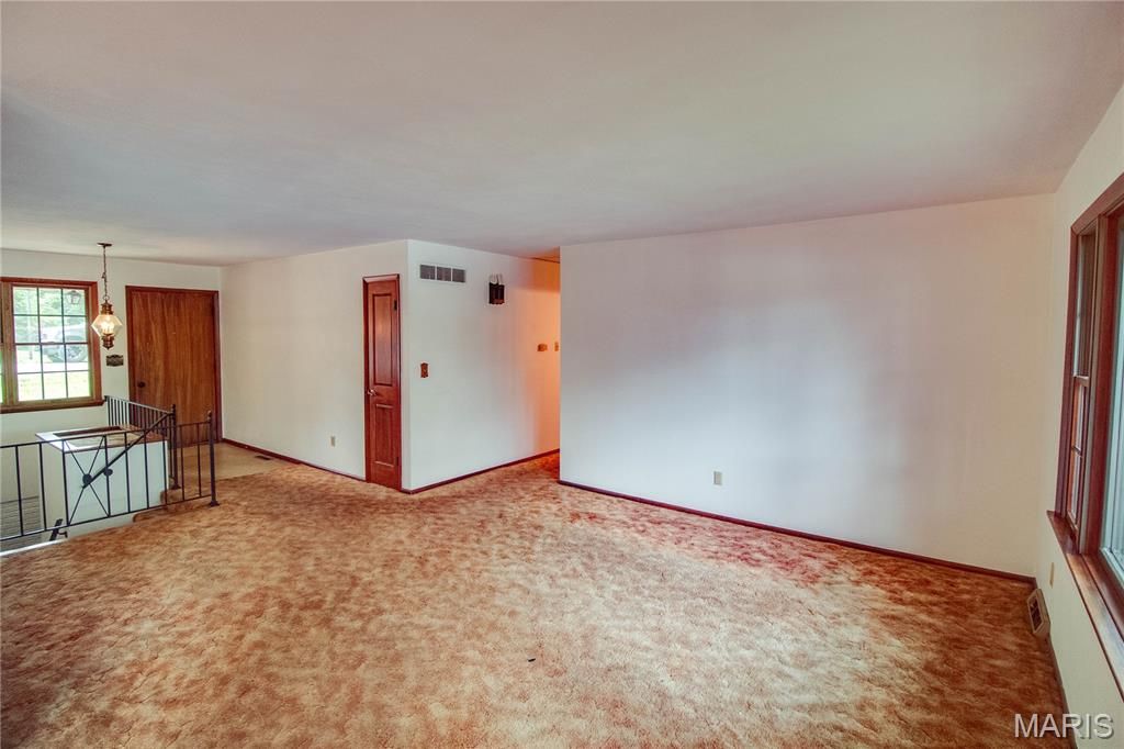 Image 18 of property listing at 1361 Biscay Drive, Edwardsville, IL 62025