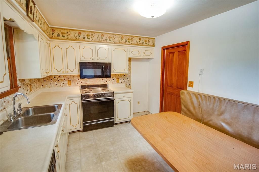 Image 19 of property listing at 1361 Biscay Drive, Edwardsville, IL 62025