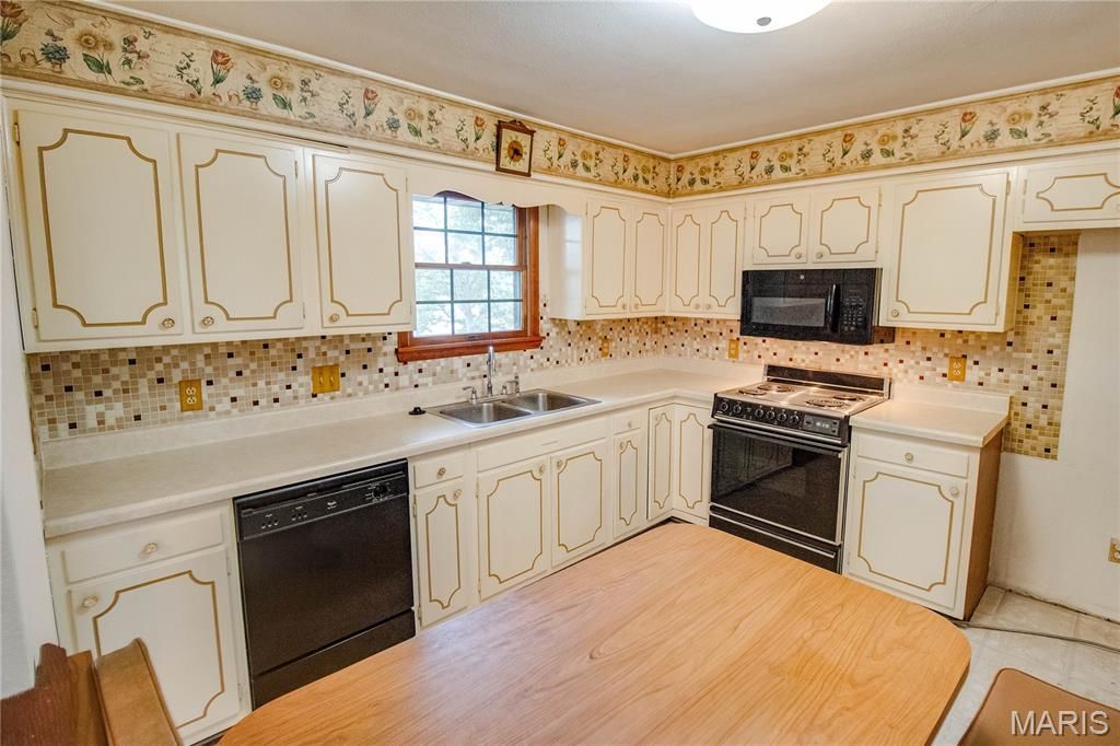 Image 20 of property listing at 1361 Biscay Drive, Edwardsville, IL 62025