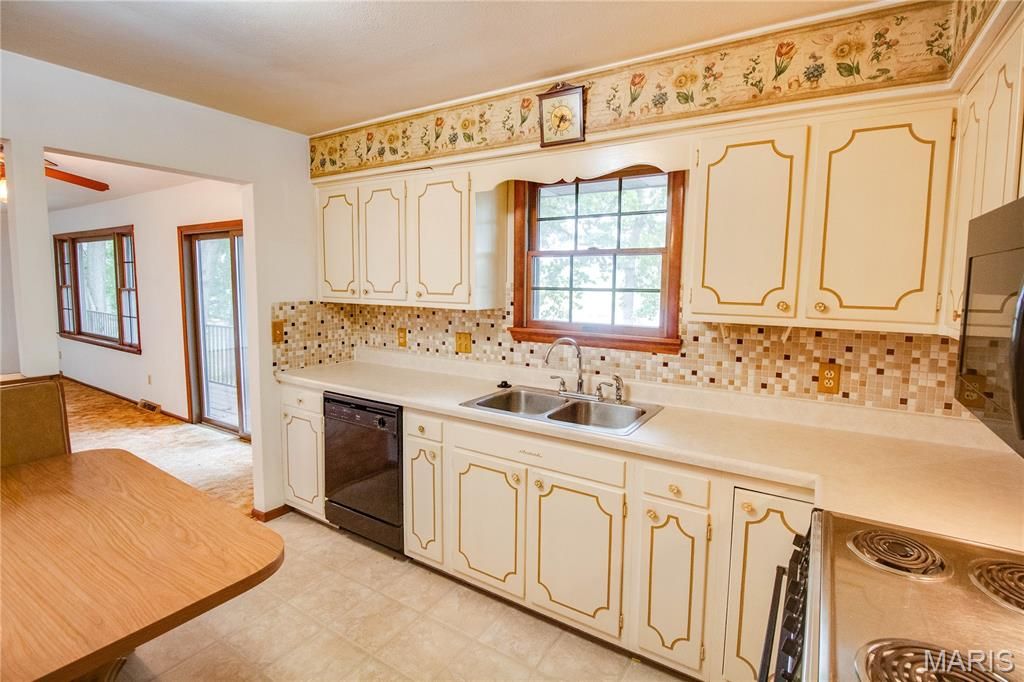 Image 21 of property listing at 1361 Biscay Drive, Edwardsville, IL 62025