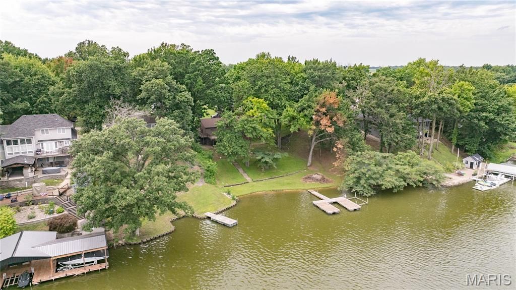 Image 7 of property listing at 1361 Biscay Drive, Edwardsville, IL 62025