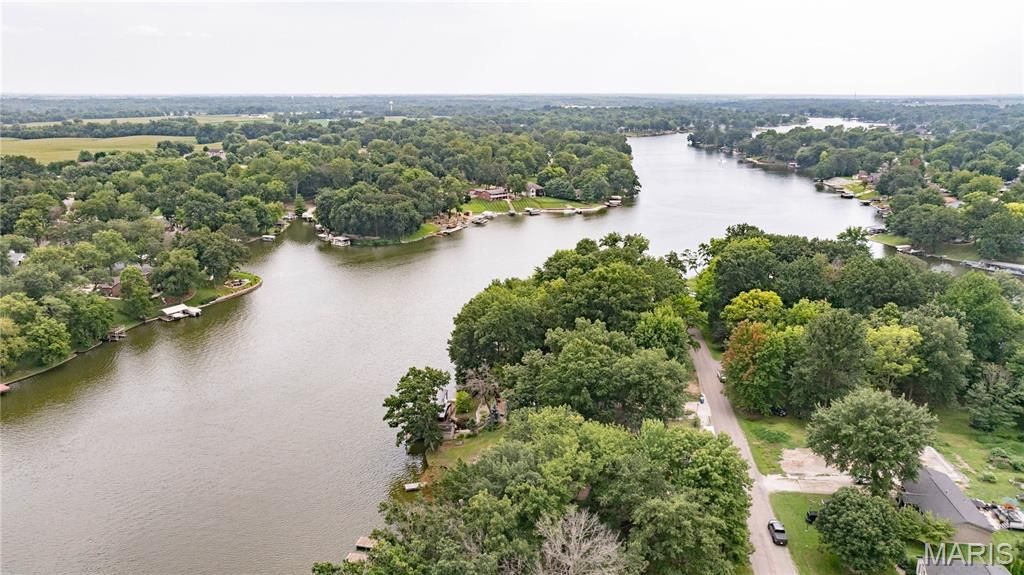 Image 8 of property listing at 1361 Biscay Drive, Edwardsville, IL 62025