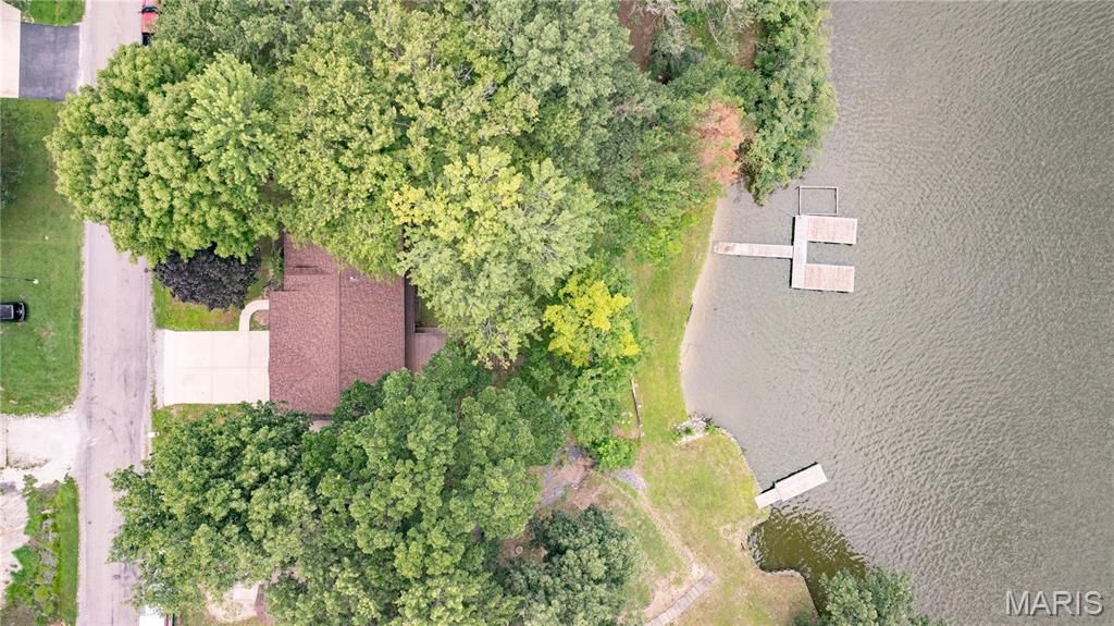 Image 9 of property listing at 1361 Biscay Drive, Edwardsville, IL 62025