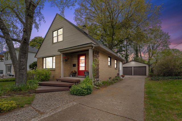 1730 Cambridge Drive SE, Grand Rapids, MI 49506