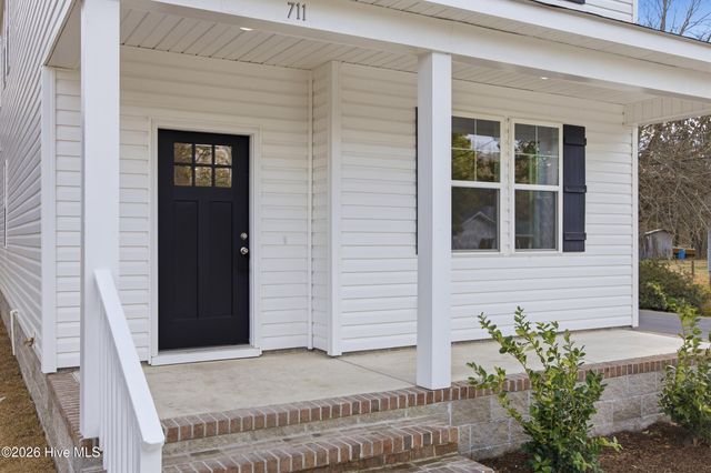 711 W Hayes Street, Burgaw, NC 28425