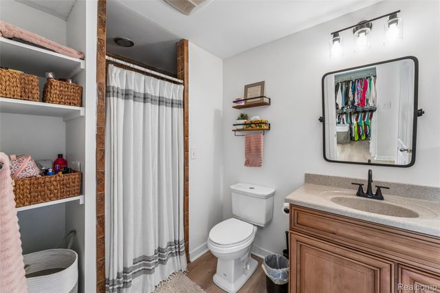 2201 Village West Drive S, Lapeer, MI 48446
