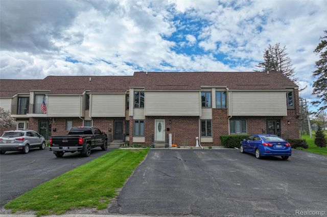 2201 Village West Drive S, Lapeer, MI 48446