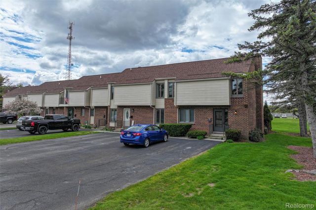 2201 Village West Drive S, Lapeer, MI 48446