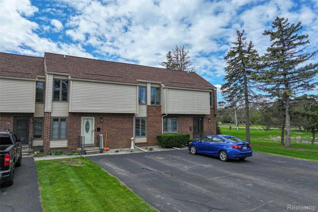 2201 Village West Drive S, Lapeer, MI 48446