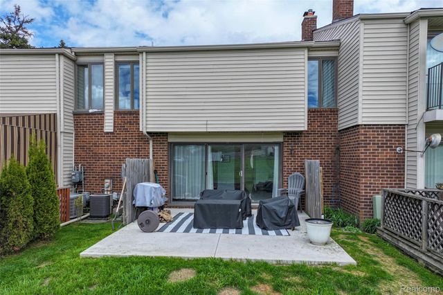 2201 Village West Drive S, Lapeer, MI 48446