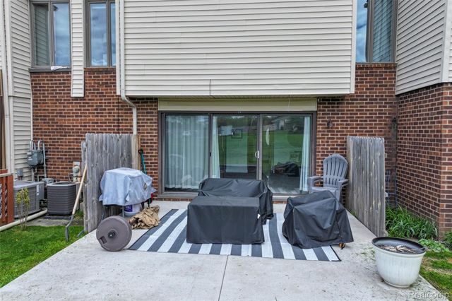 2201 Village West Drive S, Lapeer, MI 48446