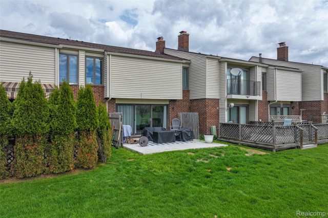 2201 Village West Drive S, Lapeer, MI 48446