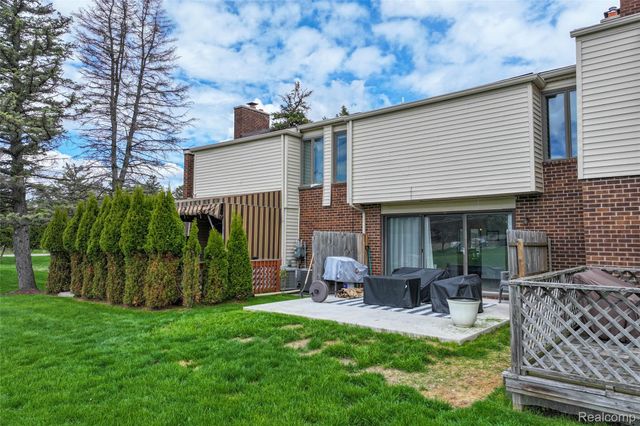 2201 Village West Drive S, Lapeer, MI 48446