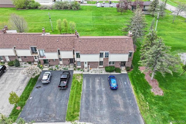 2201 Village West Drive S, Lapeer, MI 48446