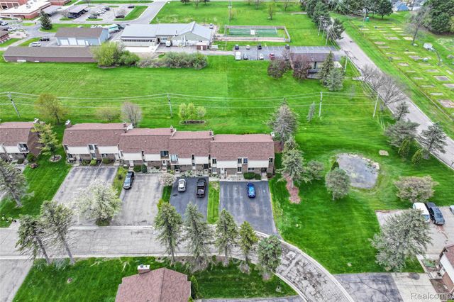 2201 Village West Drive S, Lapeer, MI 48446