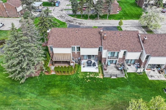 2201 Village West Drive S, Lapeer, MI 48446