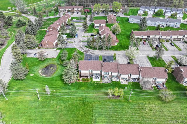 2201 Village West Drive S, Lapeer, MI 48446