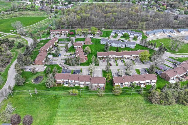 2201 Village West Drive S, Lapeer, MI 48446