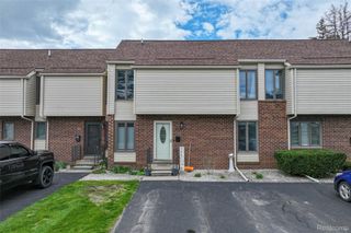 2201 Village West Drive S, Lapeer, MI 48446