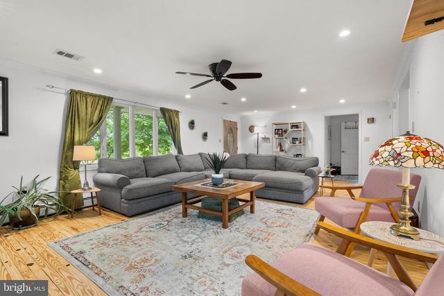 8730 EBERHARD RD, Coopersburg, PA 18036