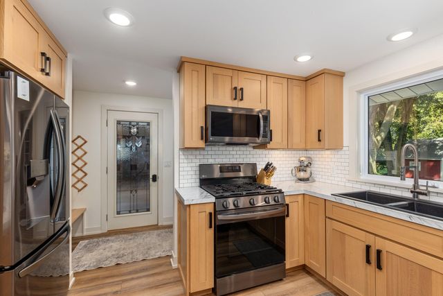 819 E Plainfield Court, Zeeland, MI 49464