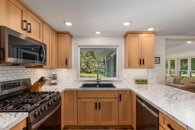 819 E Plainfield Court, Zeeland, MI 49464