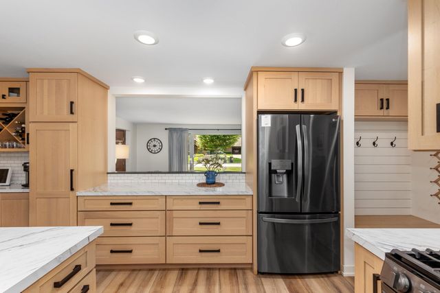 819 E Plainfield Court, Zeeland, MI 49464