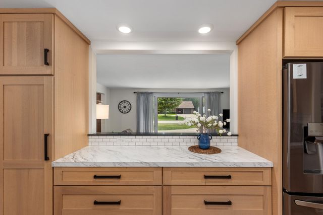 819 E Plainfield Court, Zeeland, MI 49464