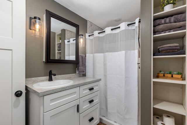 819 E Plainfield Court, Zeeland, MI 49464
