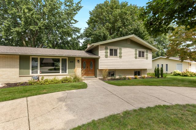 819 E Plainfield Court, Zeeland, MI 49464