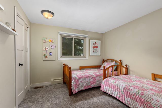 819 E Plainfield Court, Zeeland, MI 49464