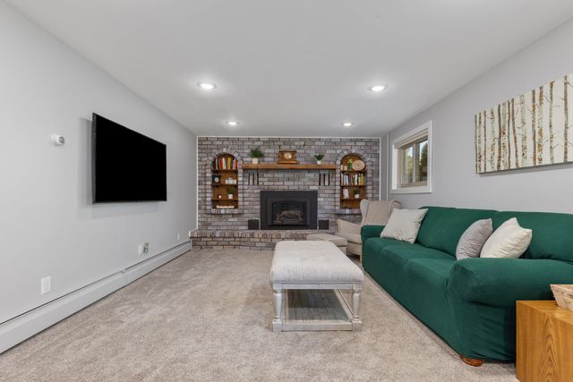 819 E Plainfield Court, Zeeland, MI 49464