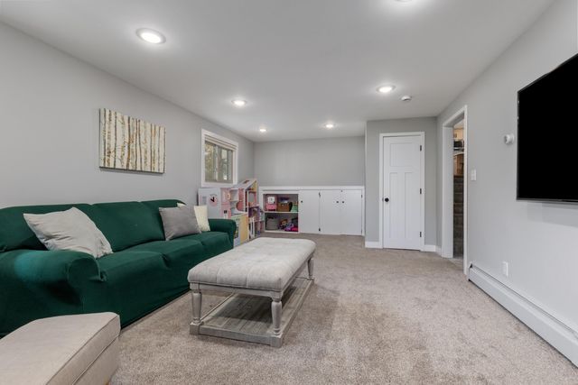 819 E Plainfield Court, Zeeland, MI 49464