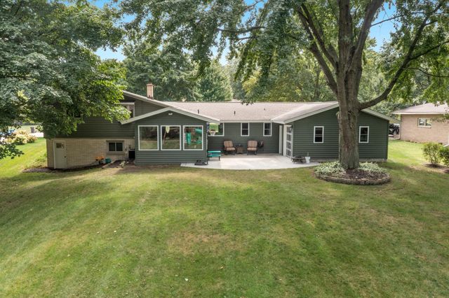 819 E Plainfield Court, Zeeland, MI 49464