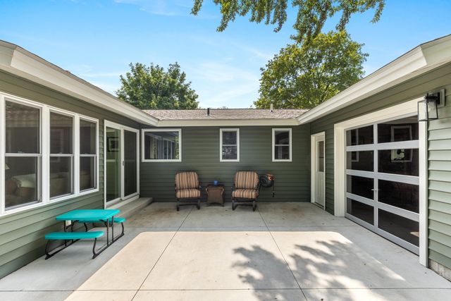 819 E Plainfield Court, Zeeland, MI 49464