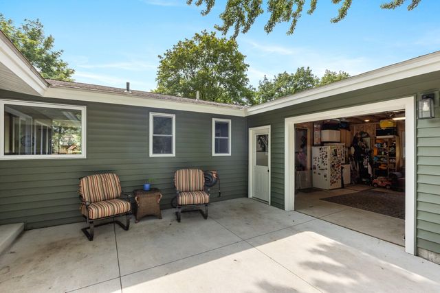 819 E Plainfield Court, Zeeland, MI 49464