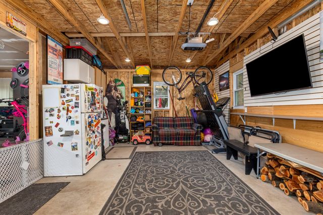 819 E Plainfield Court, Zeeland, MI 49464