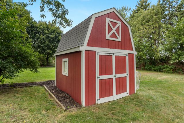 819 E Plainfield Court, Zeeland, MI 49464