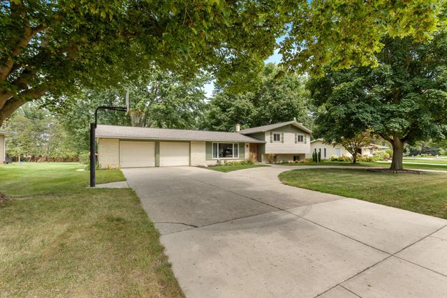 819 E Plainfield Court, Zeeland, MI 49464