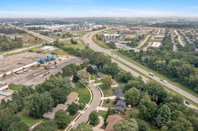 819 E Plainfield Court, Zeeland, MI 49464