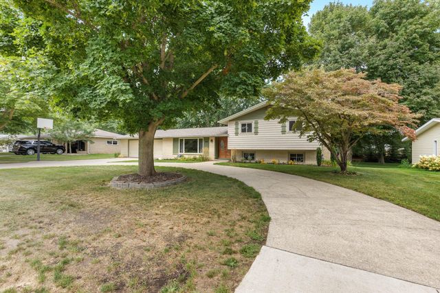 819 E Plainfield Court, Zeeland, MI 49464