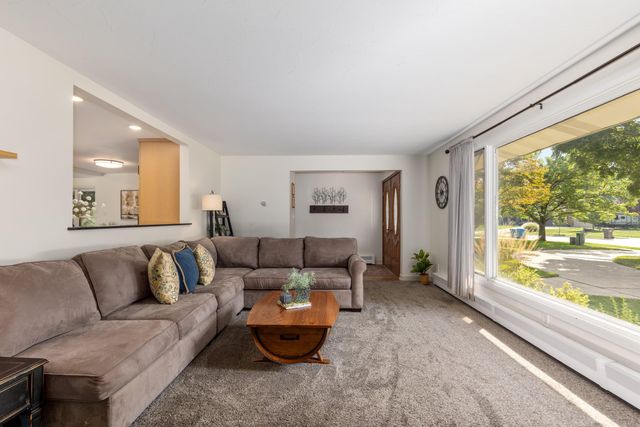 819 E Plainfield Court, Zeeland, MI 49464