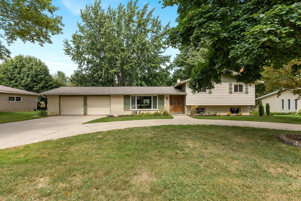 819 E Plainfield Court, Zeeland, MI 49464