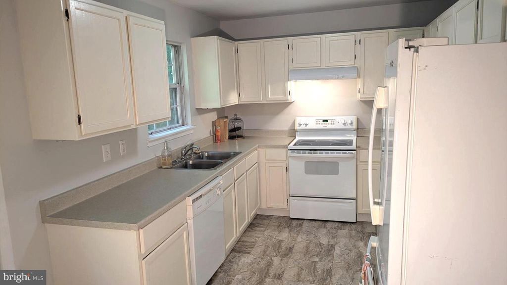Image 10 of property listing at 5860 LILAC CIR, Saint Leonard, MD 20685