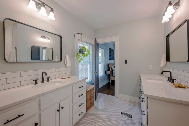 1604 S Adams Street, Fort Worth, TX 76104