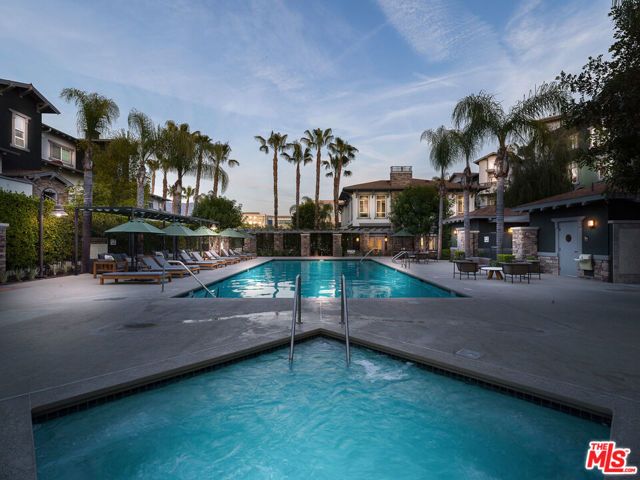 1901 N Buena Vista Street 1-112, Burbank, CA 91504